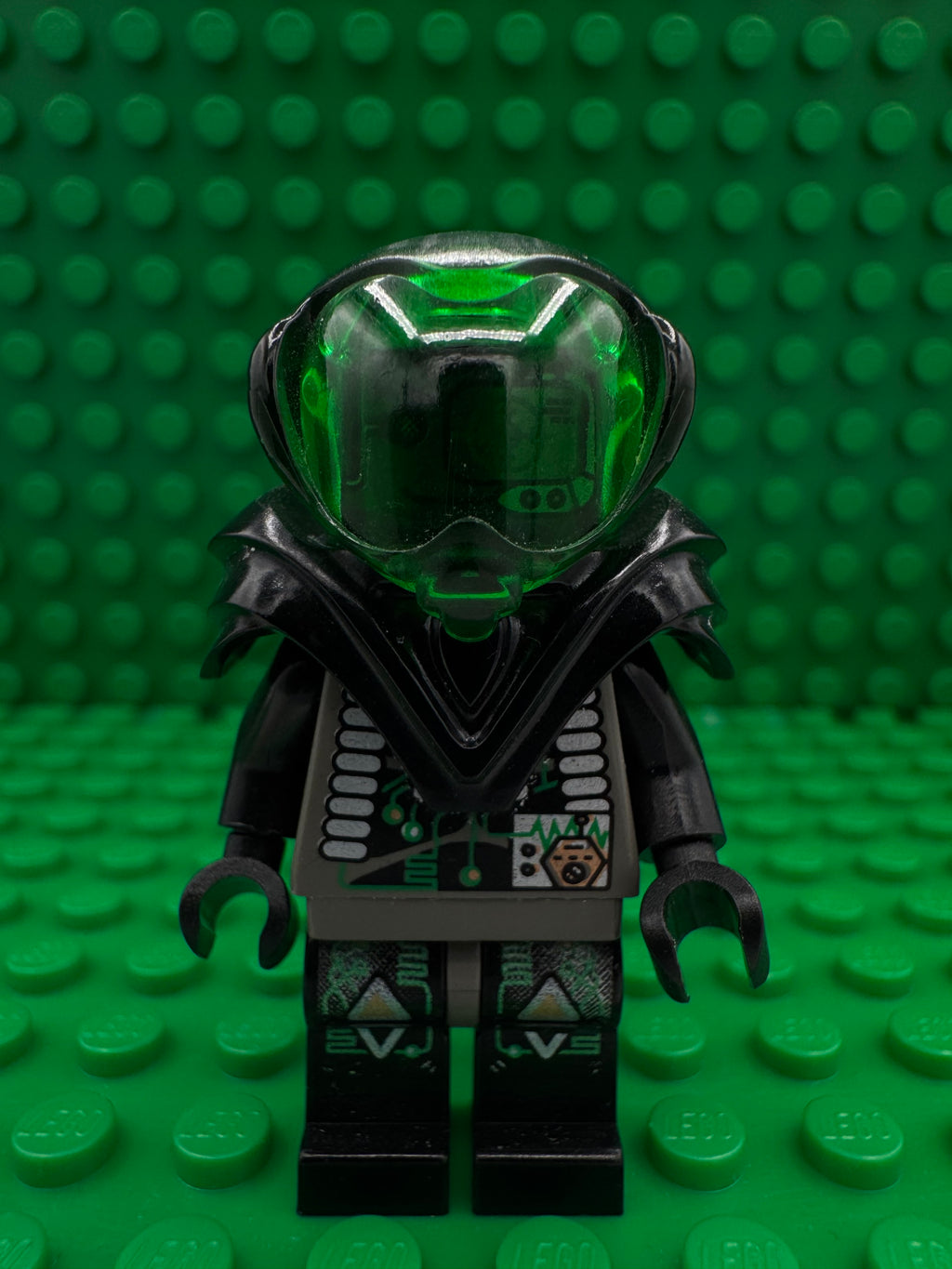 sp028 Insectoids Zotaxian Alien - Male, Gray and Black with Green Circuits and Silver Hoses, with Armor (Professor Webb / Locust)