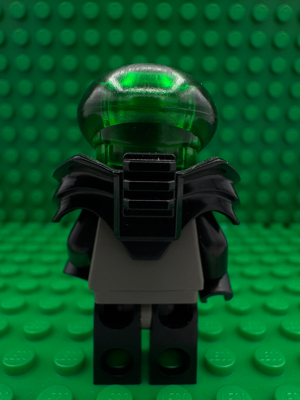 sp028 Insectoids Zotaxian Alien - Male, Gray and Black with Green Circuits and Silver Hoses, with Armor (Professor Webb / Locust)