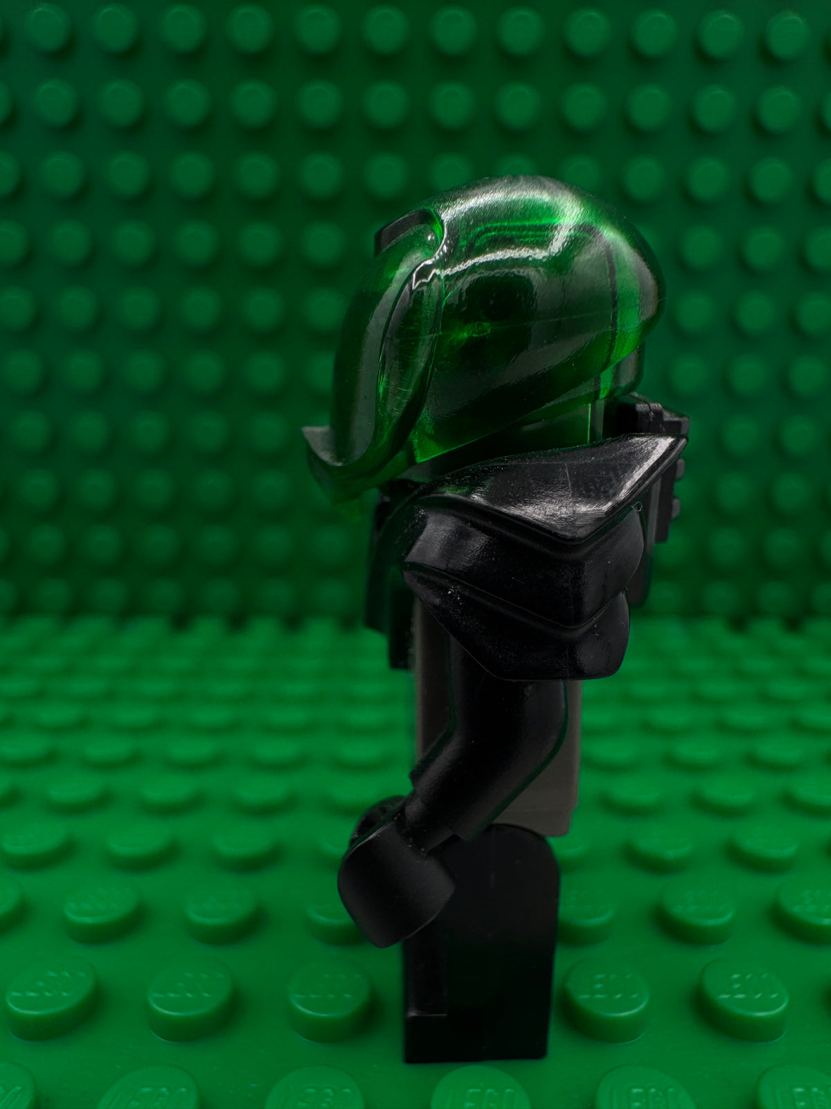 sp028 Insectoids Zotaxian Alien - Male, Gray and Black with Green Circuits and Silver Hoses, with Armor (Professor Webb / Locust)