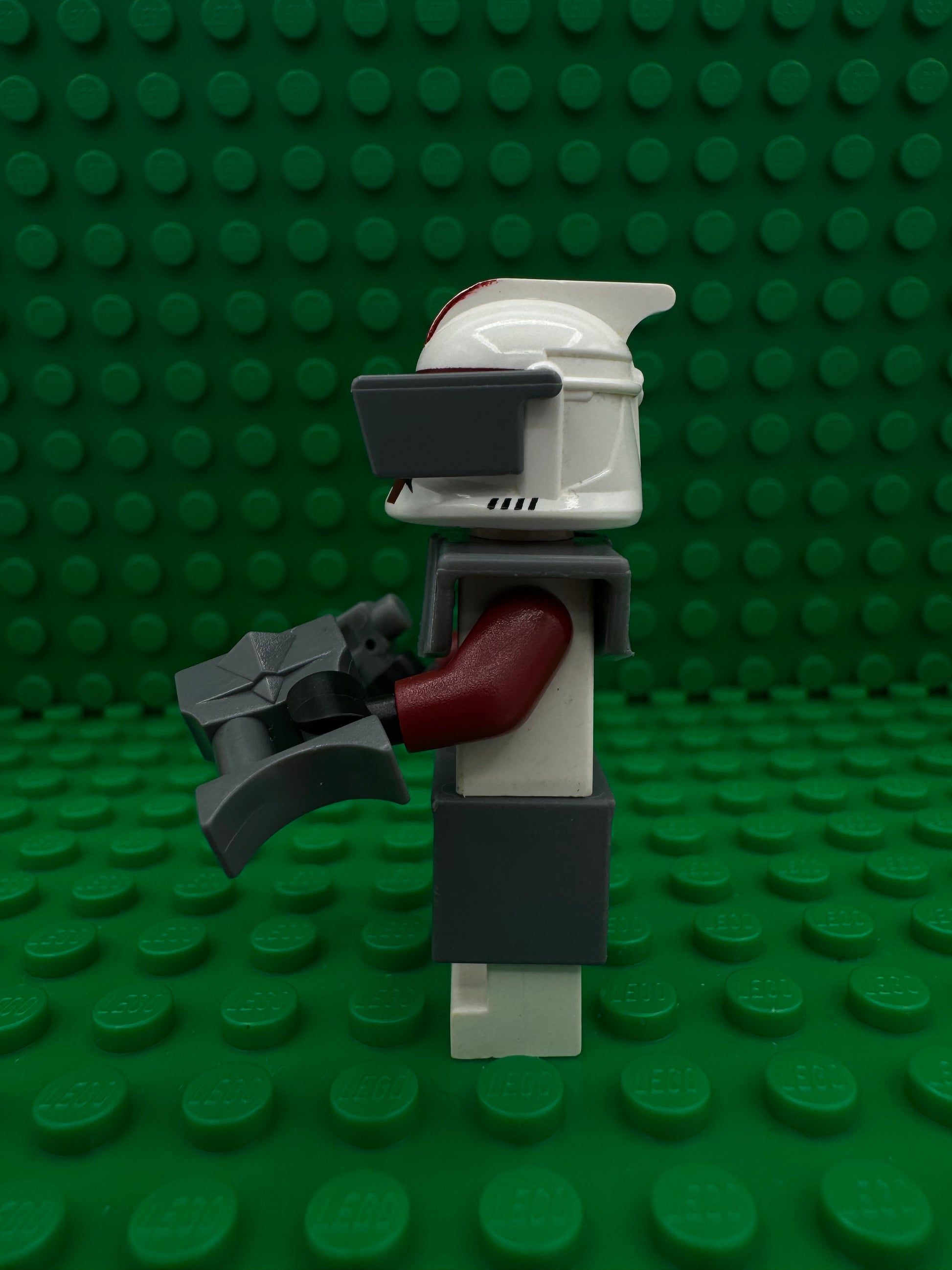 sw0202a Clone Trooper Commander Fox, Coruscant Guard (Phase 1) - Dark Bluish Gray Visor, Pauldron, and Kama, Large Eyes, with Solid Light Bluish Gray Semicircle above Belt