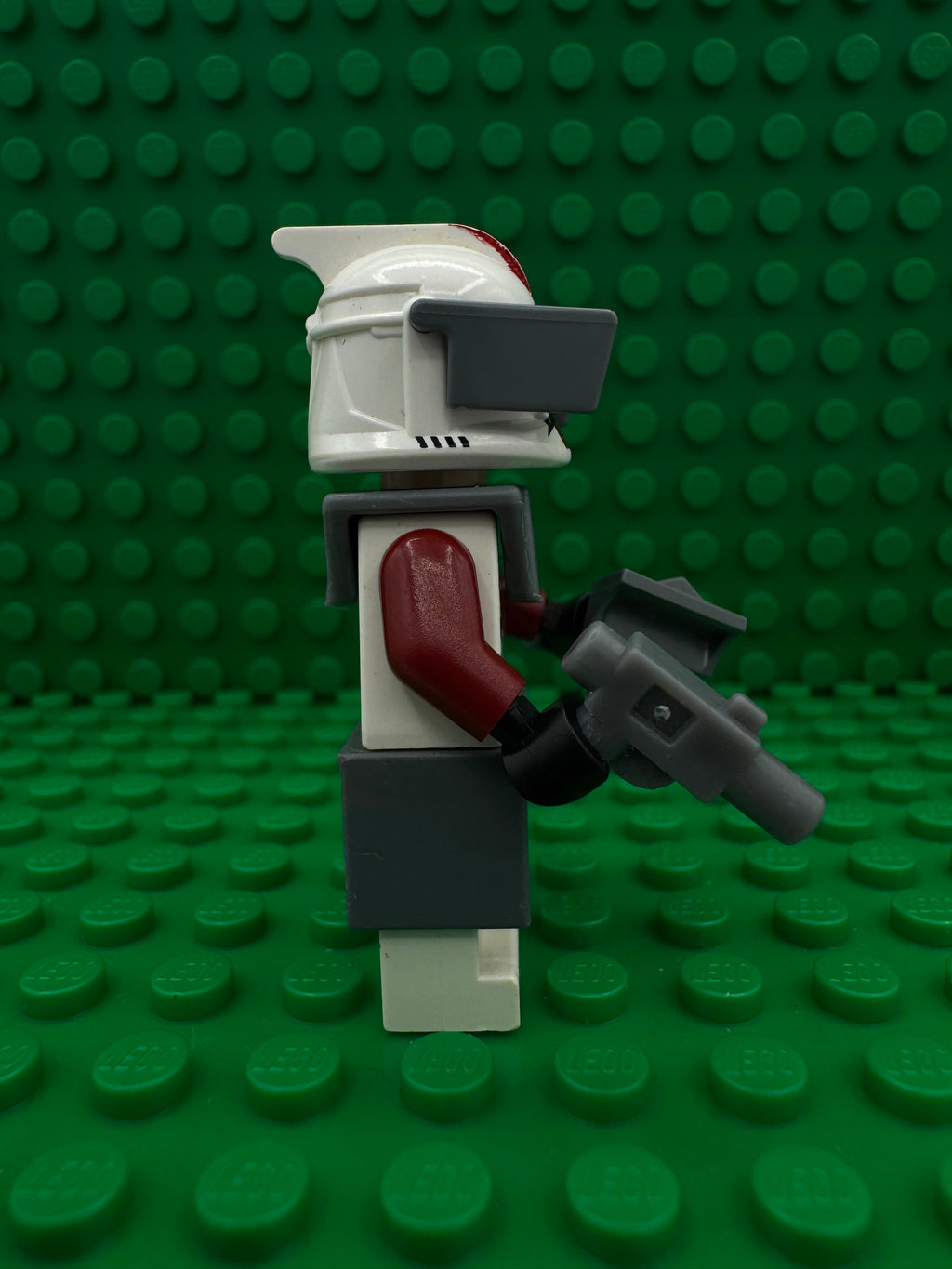 sw0202a Clone Trooper Commander Fox, Coruscant Guard (Phase 1) - Dark Bluish Gray Visor, Pauldron, and Kama, Large Eyes, with Solid Light Bluish Gray Semicircle above Belt