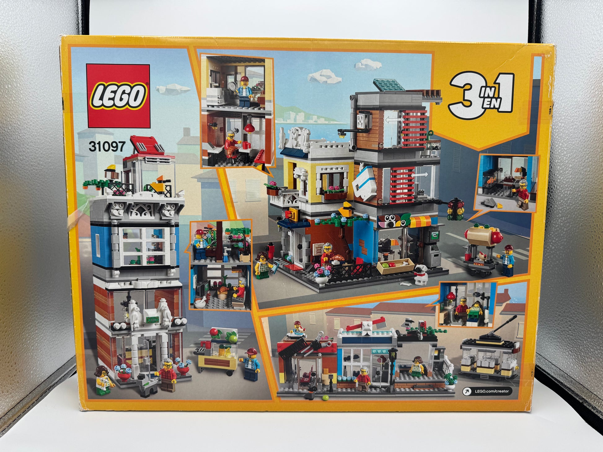 31097 Townhouse Pet Shop & Café