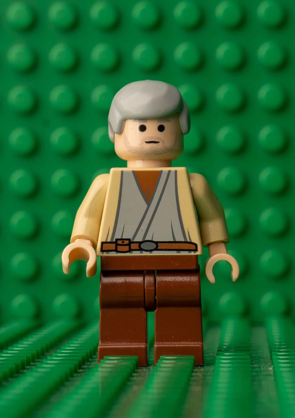 sw0140 LEGO Star Wars Owen Lars (Plain Legs, Smooth Hair)