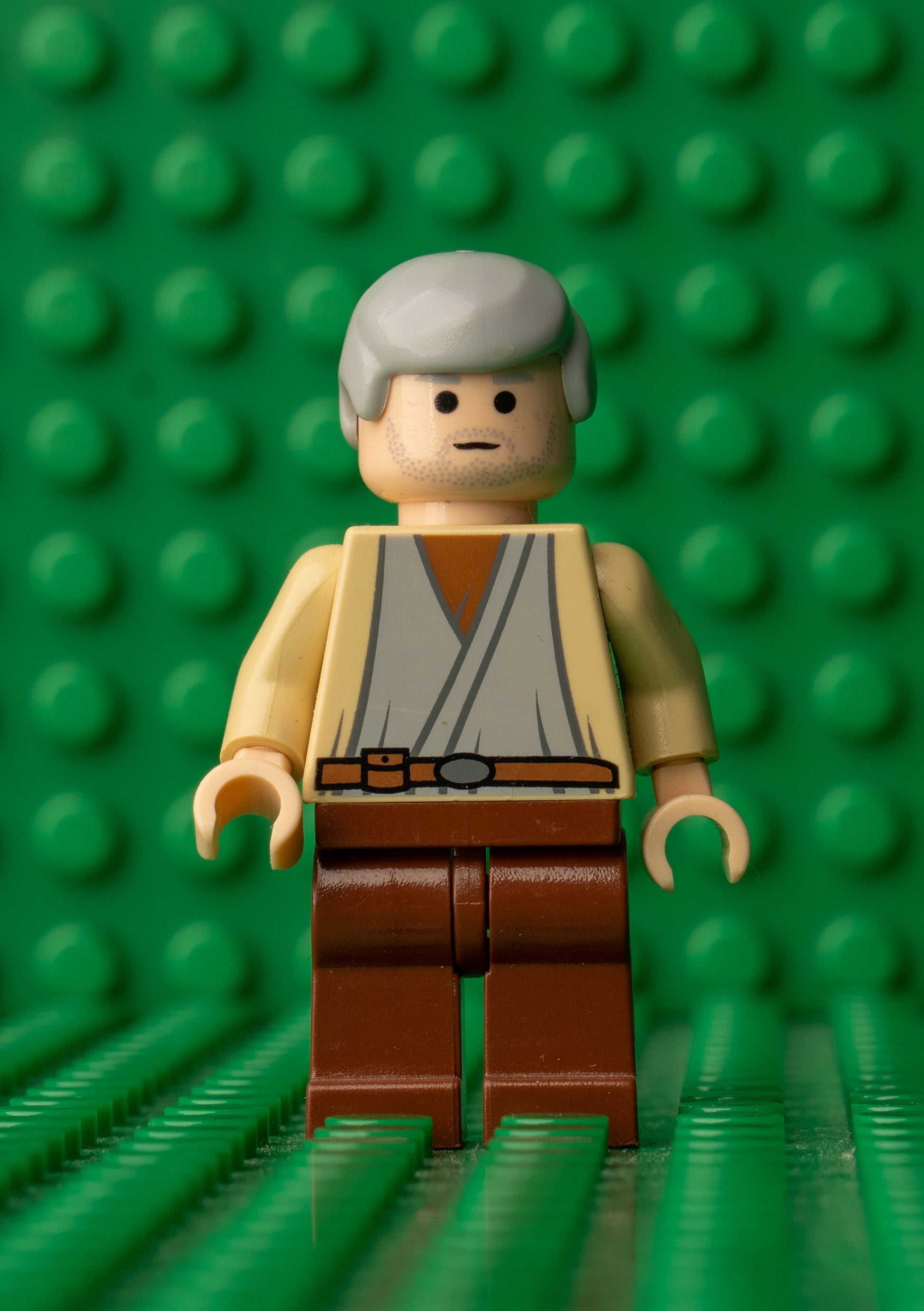 sw0140 LEGO Star Wars Owen Lars (Plain Legs, Smooth Hair)