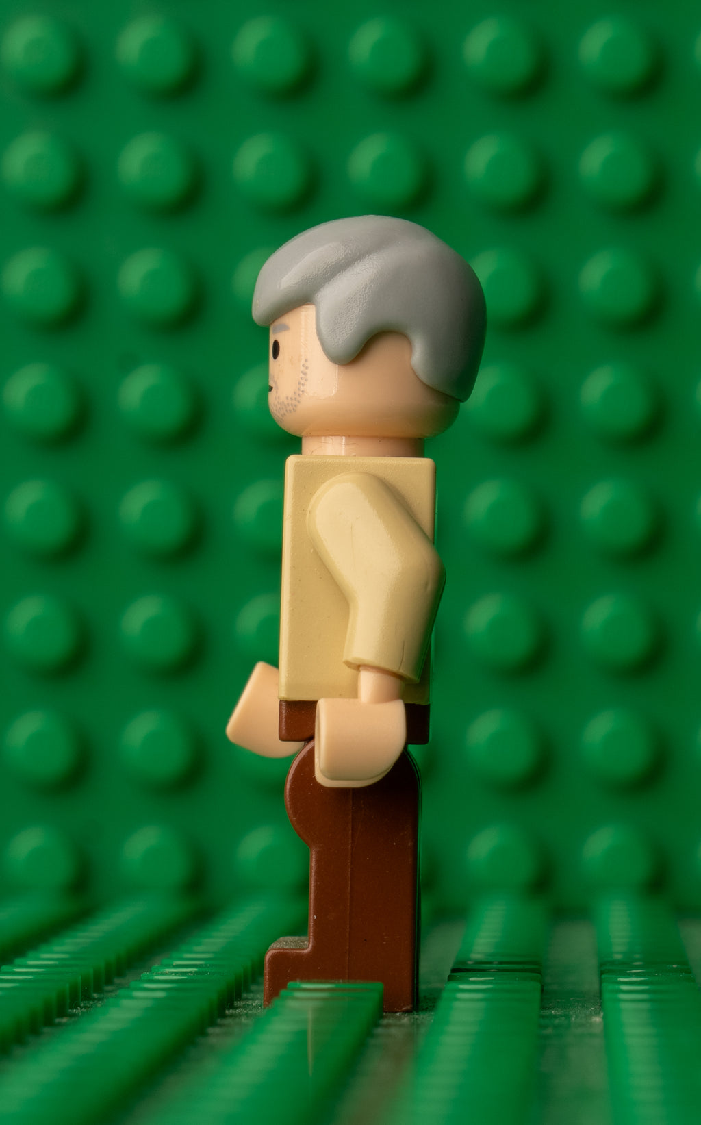 sw0140 LEGO Star Wars Owen Lars (Plain Legs, Smooth Hair)