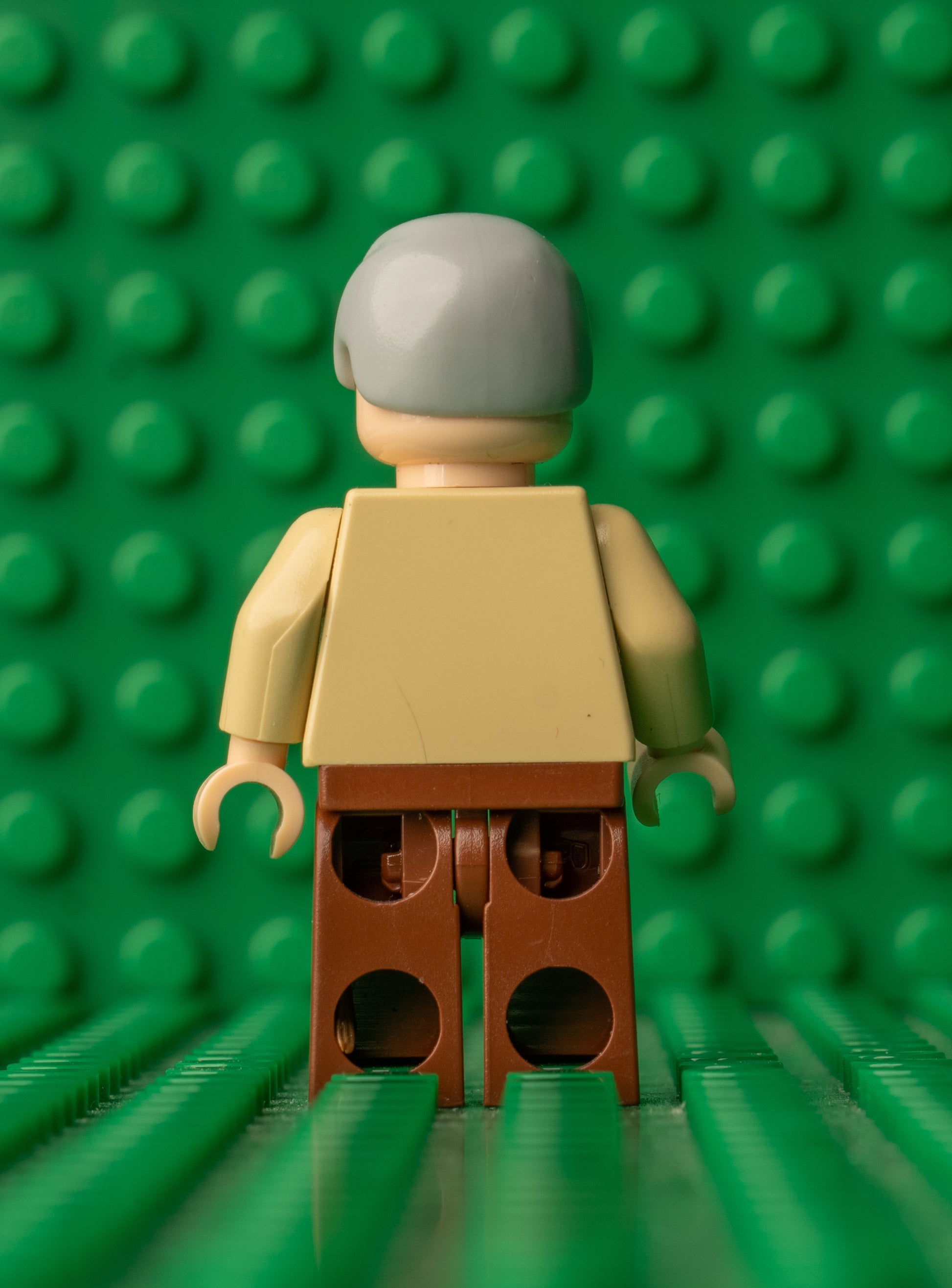 sw0140 LEGO Star Wars Owen Lars (Plain Legs, Smooth Hair)
