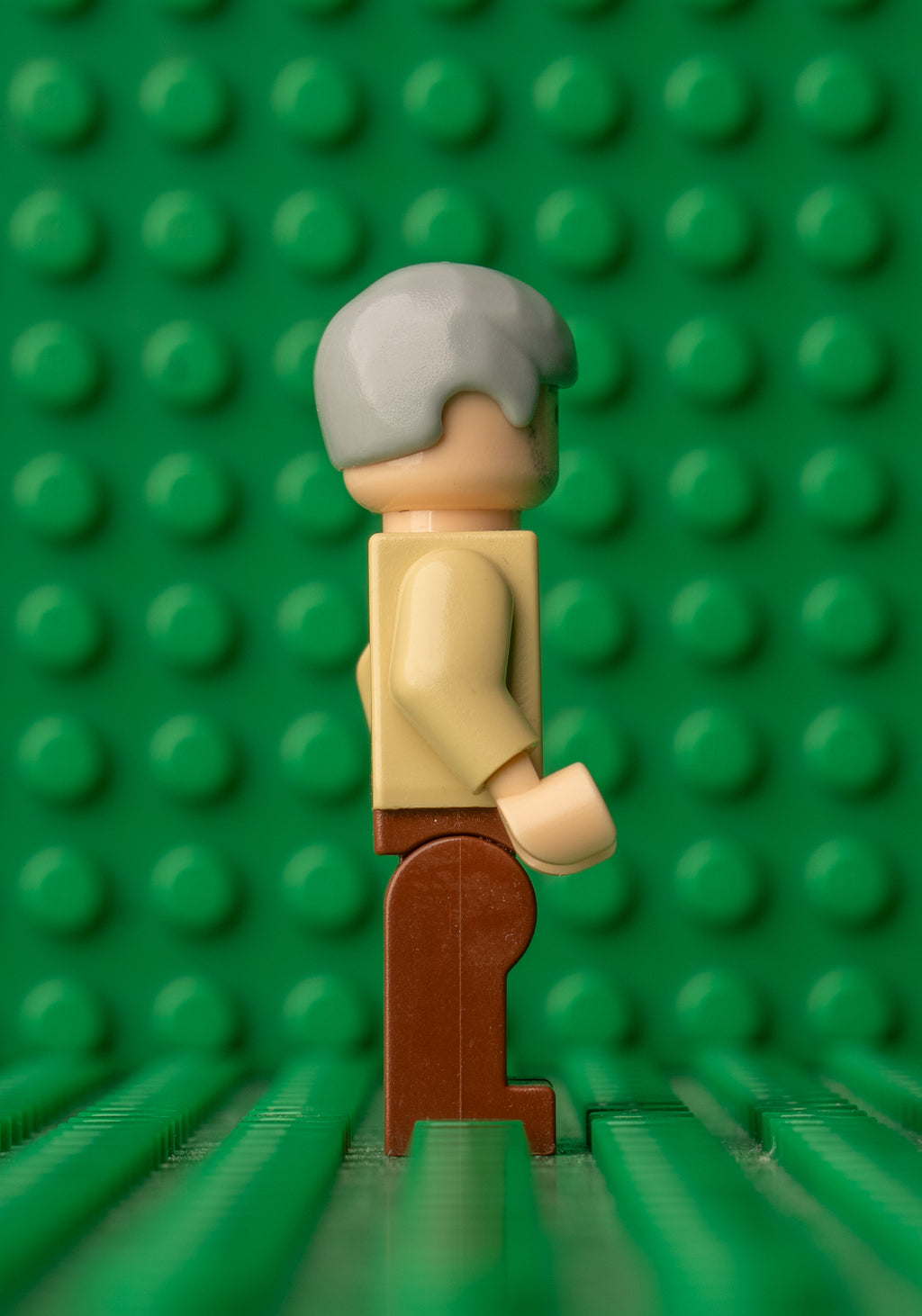 sw0140 LEGO Star Wars Owen Lars (Plain Legs, Smooth Hair)