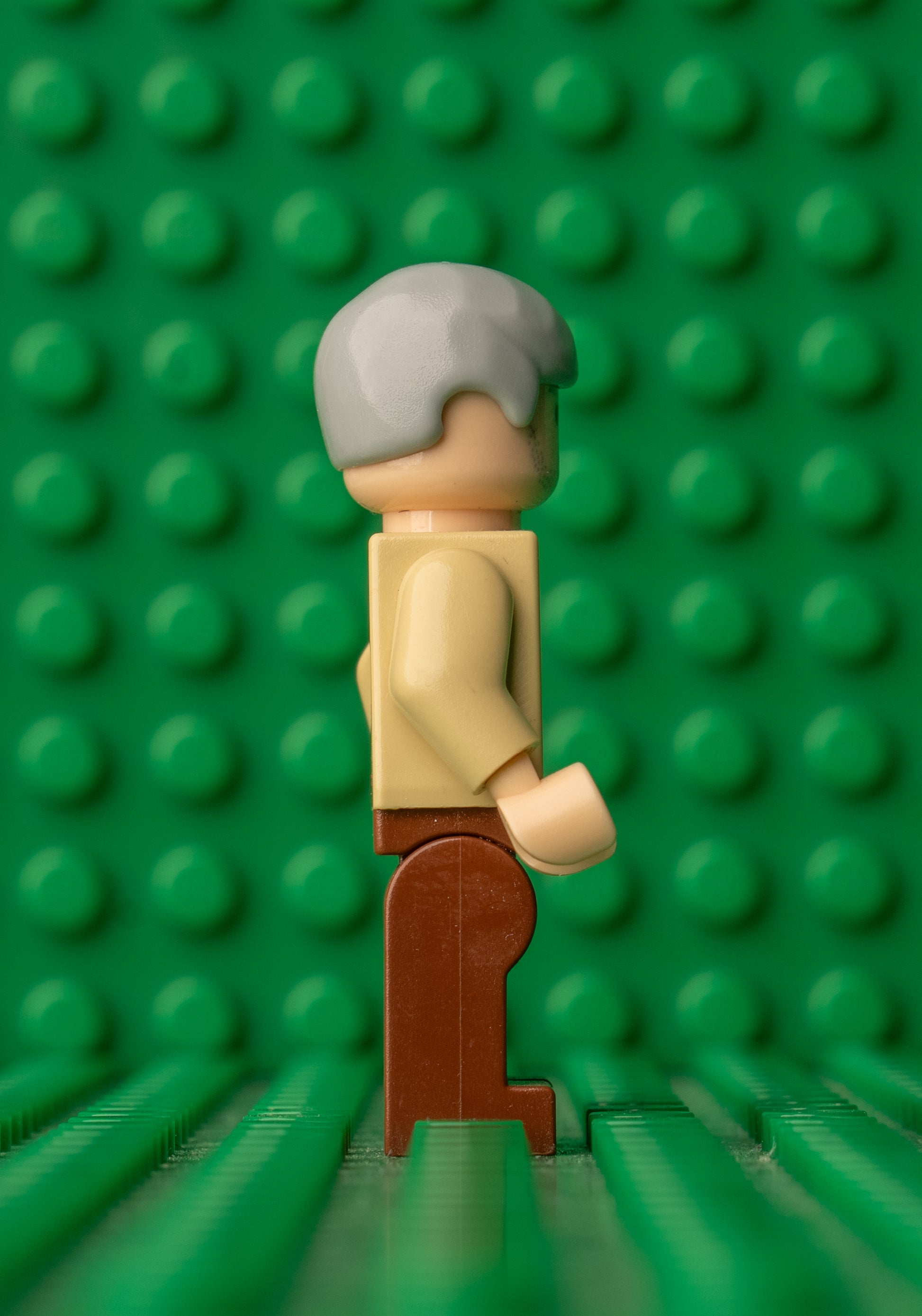 sw0140 LEGO Star Wars Owen Lars (Plain Legs, Smooth Hair)