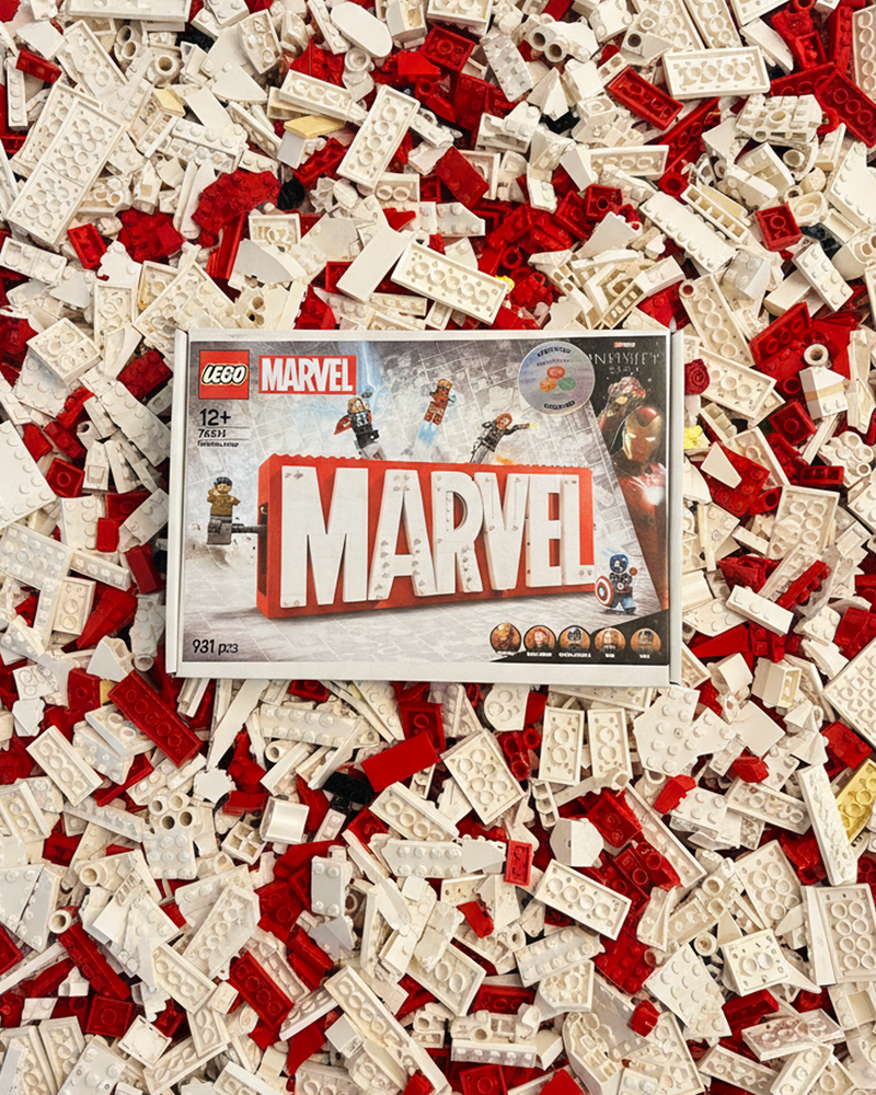 76313 MARVEL Logo & Minifigures