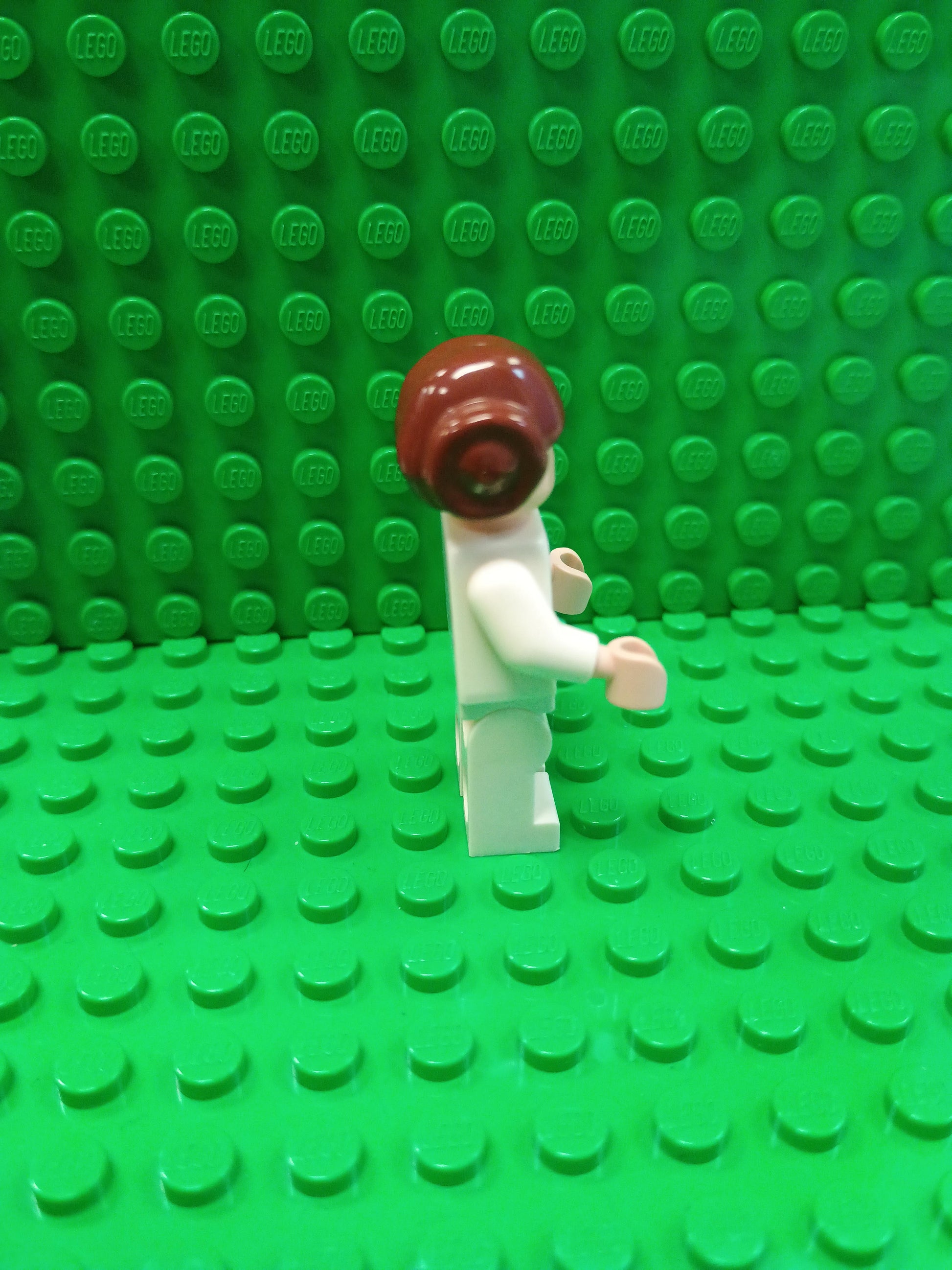 sw0175a - Princess Leia - White Dress, Simple Belt, Small Eyes, Smooth Hair