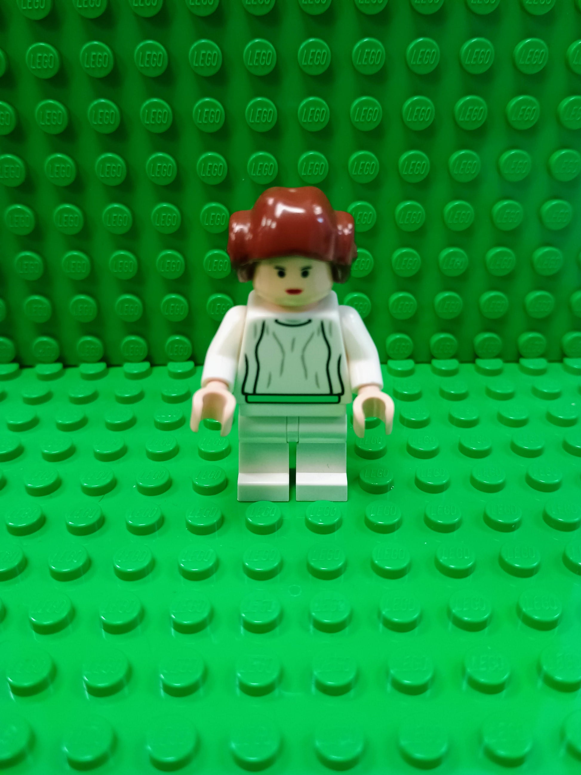 sw0175a - Princess Leia - White Dress, Simple Belt, Small Eyes, Smooth Hair