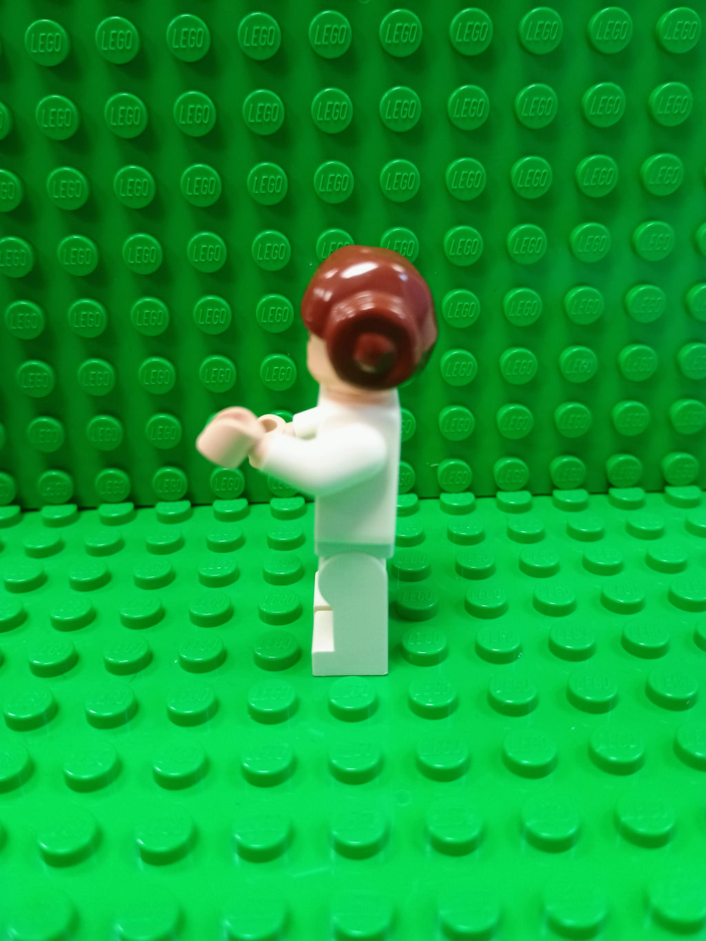 sw0175a - Princess Leia - White Dress, Simple Belt, Small Eyes, Smooth Hair