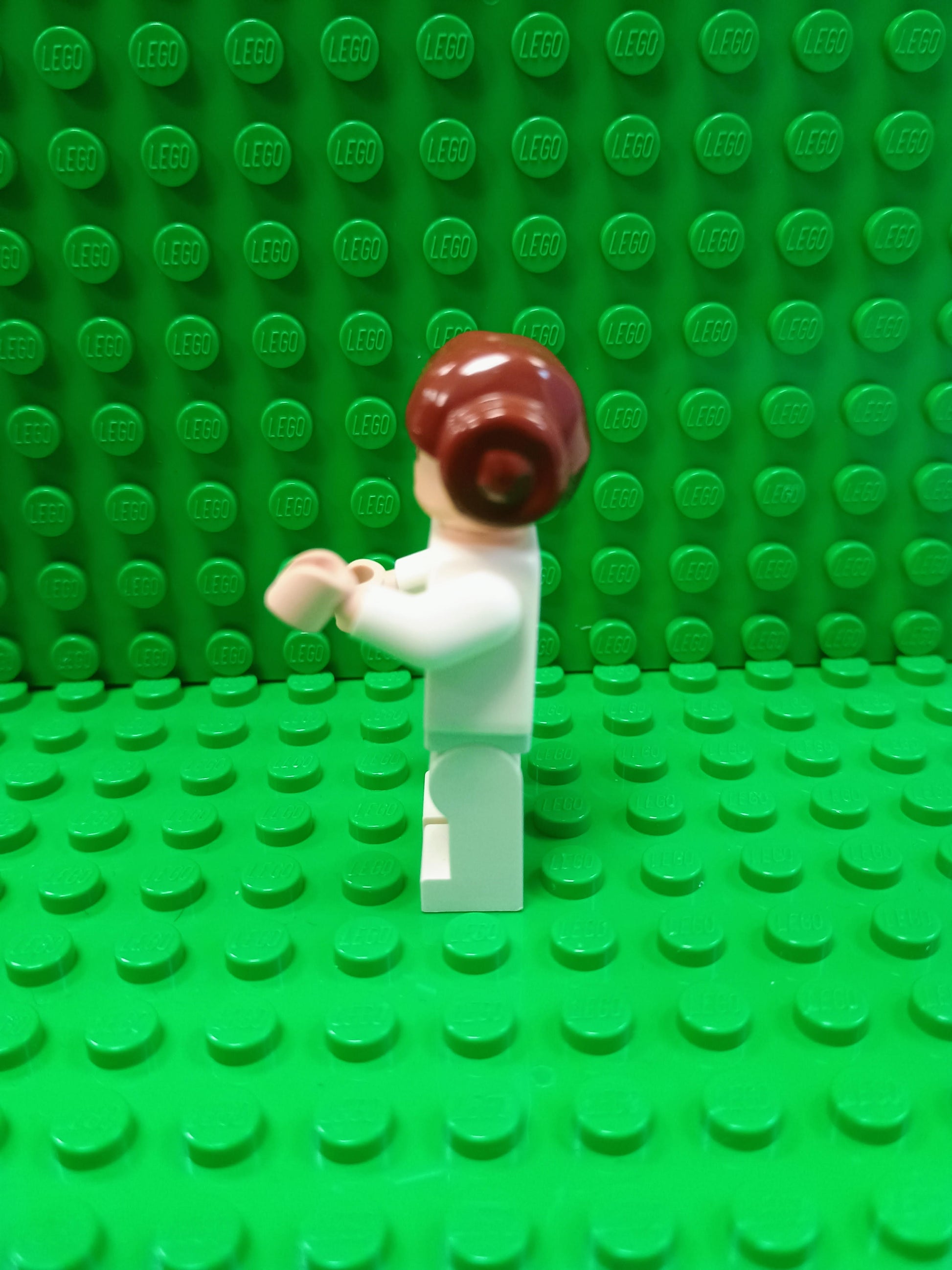 sw0175a - Princess Leia - White Dress, Simple Belt, Small Eyes, Smooth Hair