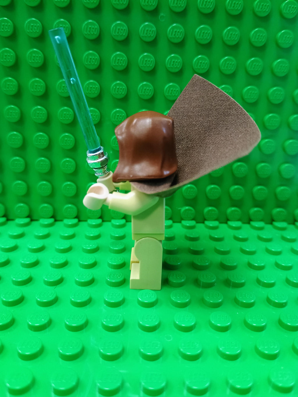sw0206 - Obi-Wan Kenobi - Old, Reddish Brown Hood and Cape, Black Eyes