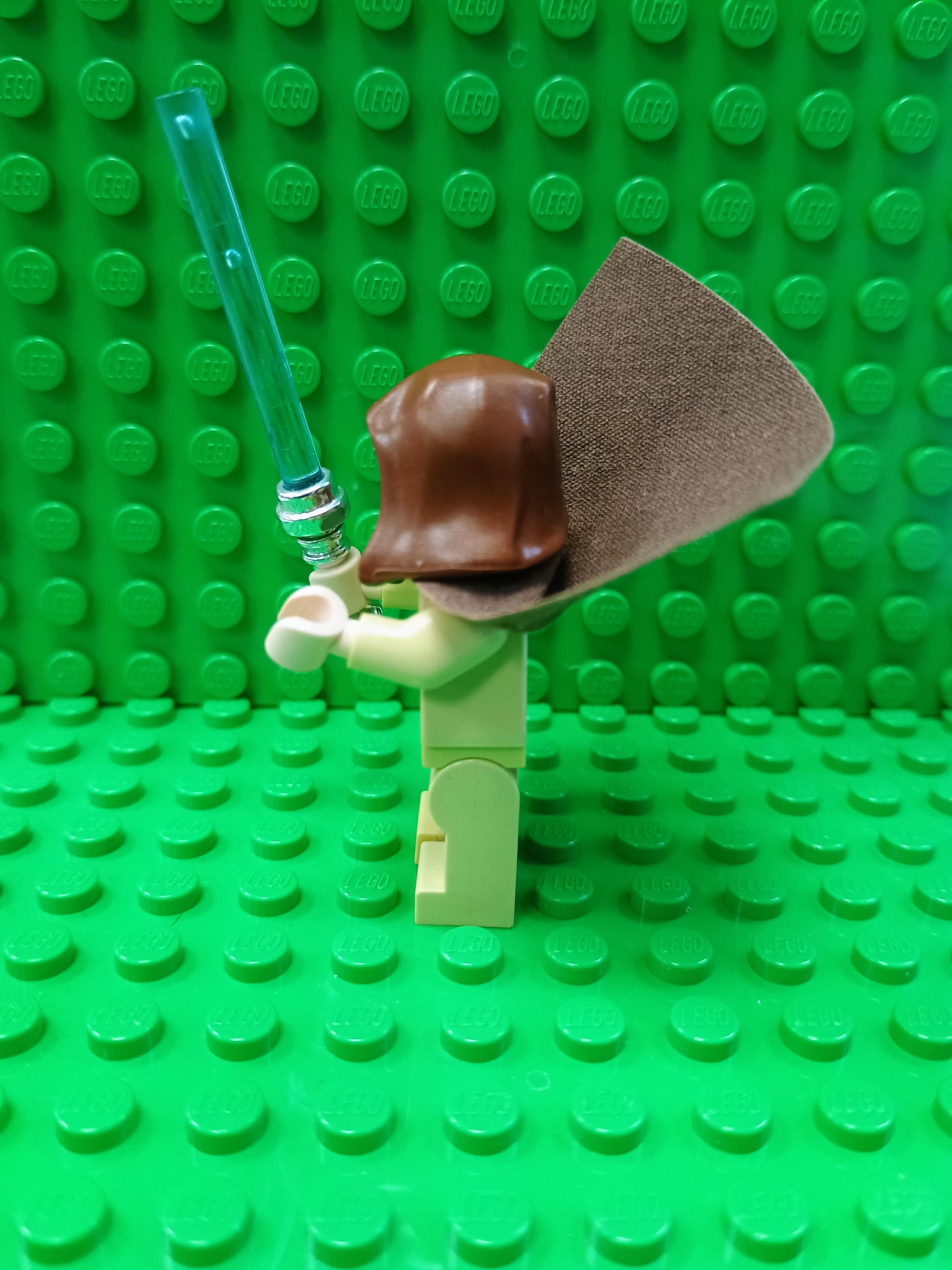 sw0206 - Obi-Wan Kenobi - Old, Reddish Brown Hood and Cape, Black Eyes