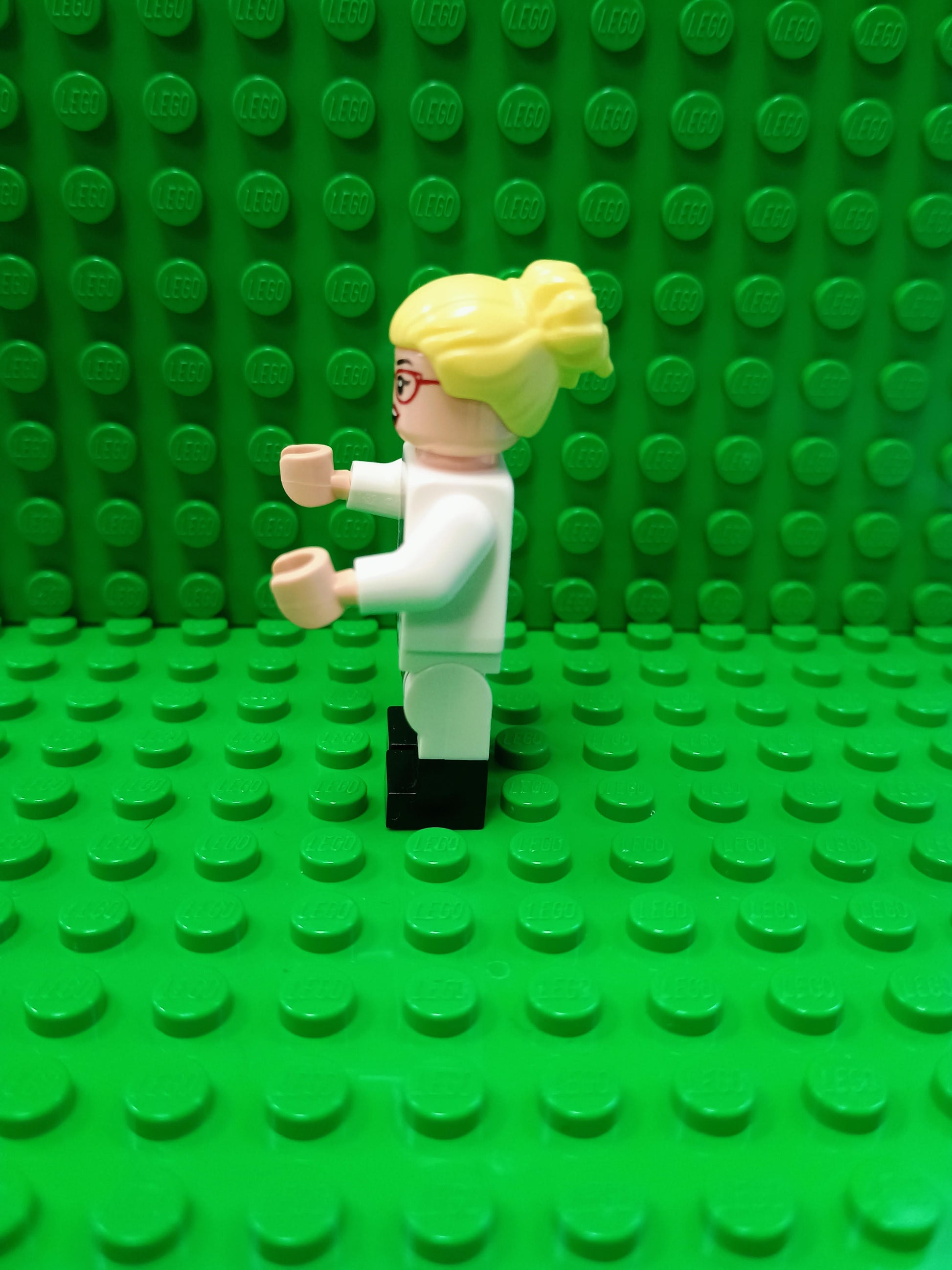 sh0340 - Dr. Harleen Quinzel - Red Glasses