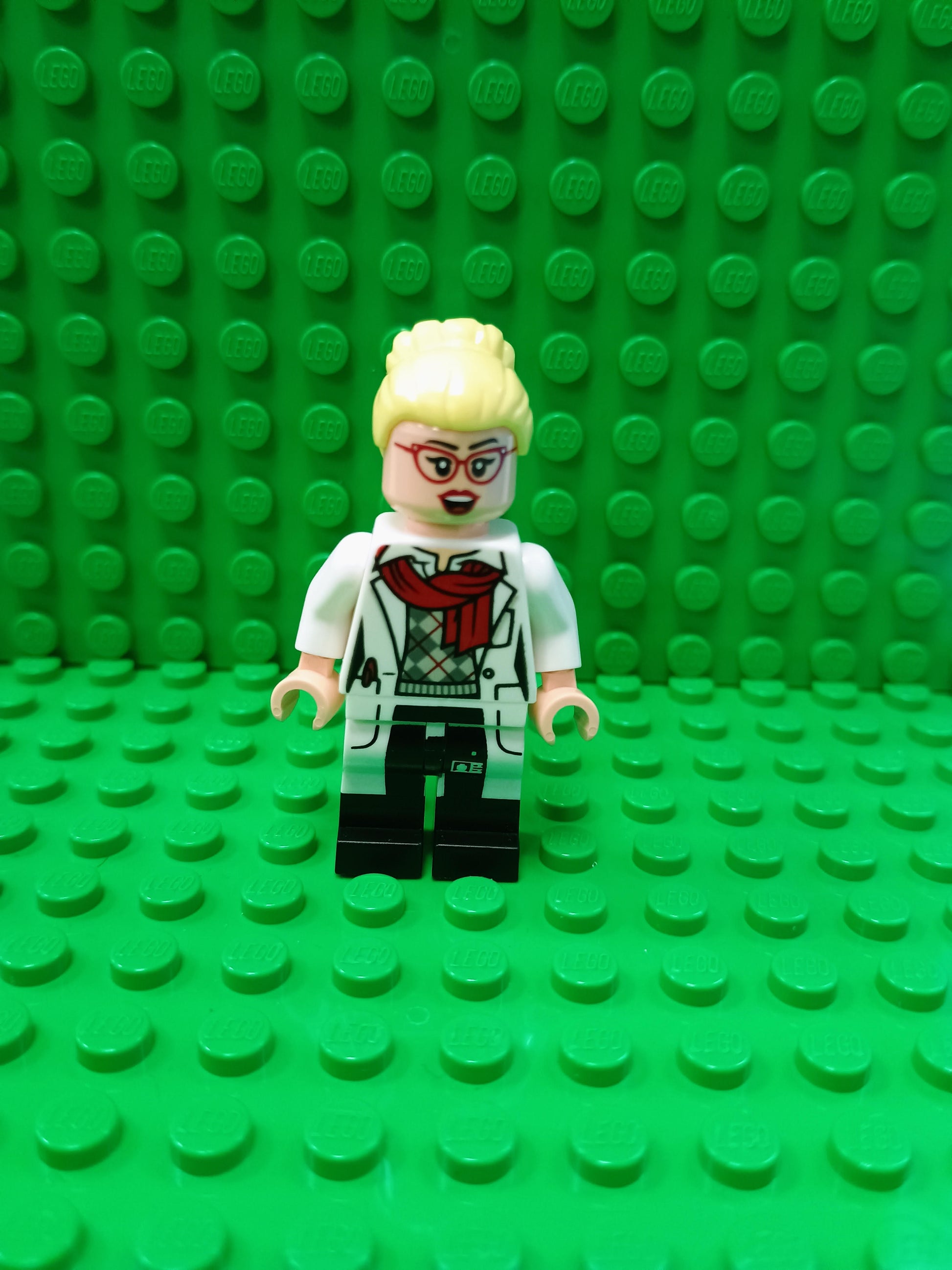 sh0340 - Dr. Harleen Quinzel - Red Glasses