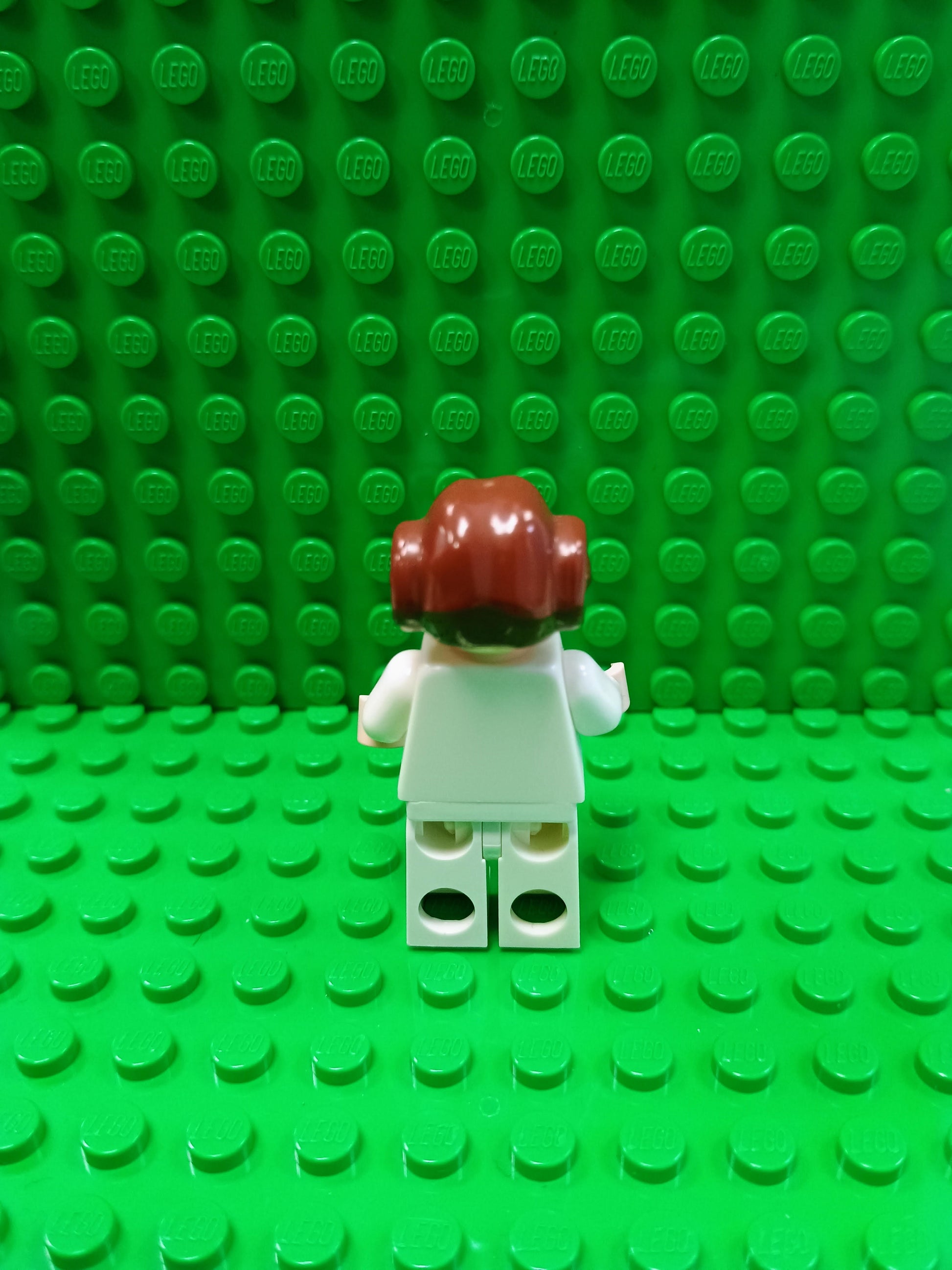 sw0175a - Princess Leia - White Dress, Simple Belt, Small Eyes, Smooth Hair